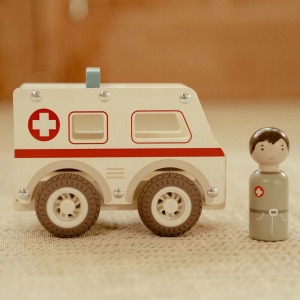 C Little Dutch LD2527AMBULANCE 4 P.JPG Ambulanza in legno