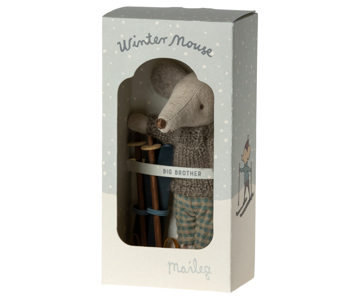 C---maileg---17-321200_2_P.JPG Topolino invernale con set da sci – Big Brother