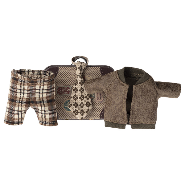 Giacca, pantaloni e cravatta in valigia – Grandpa mouse