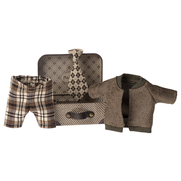 Giacca, pantaloni e cravatta in valigia – Grandpa mouse