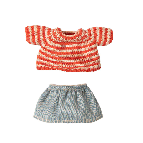 Maglione e gonna lavorati a maglia, Topo sorella maggiore