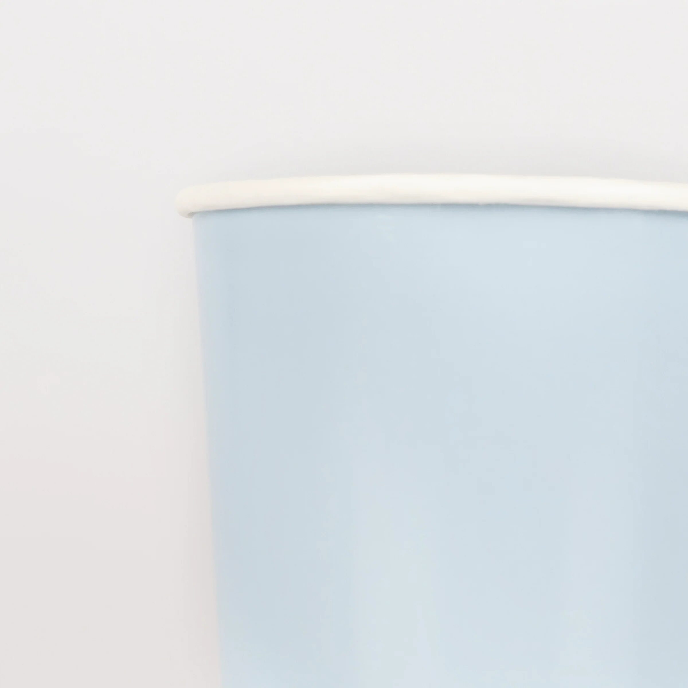 Bicchieri di carta azzurri