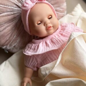 C Minikane 36001H002EMILIE 1 P.JPG Bambola Minikane Cuties – Emilie coton Fraise