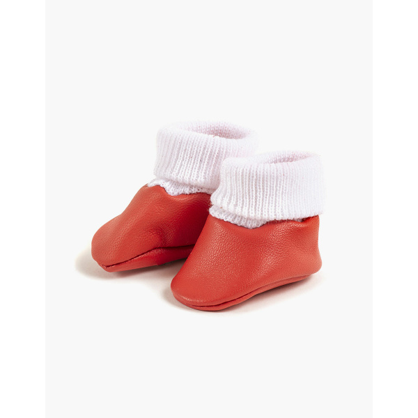 Scarpe con calze rosse